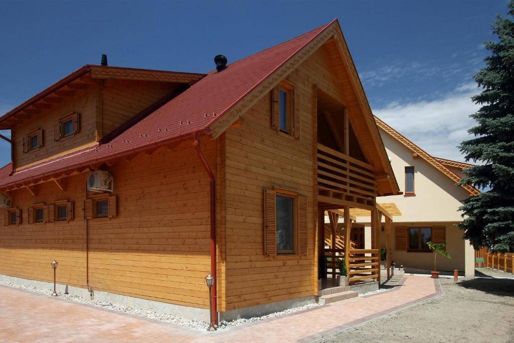 Family Panzio Es Apartman Hazak Lipot Exterior photo